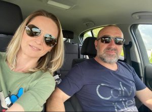 Andor Teodora și concubinul ei, Călin Lincar – pușcăriaș, hoț de autoturisme, figurați împreună într-o imagine relevantă pentru anchetele judiciare în desfășurare.