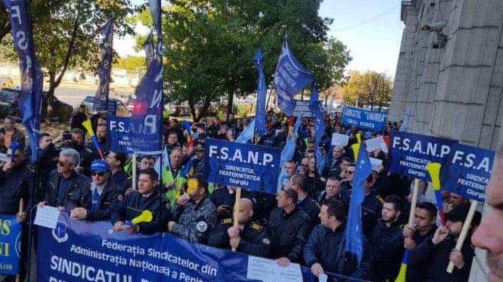 Sindicalistii din penitenciare protesteaza luni in Piata Victoriei