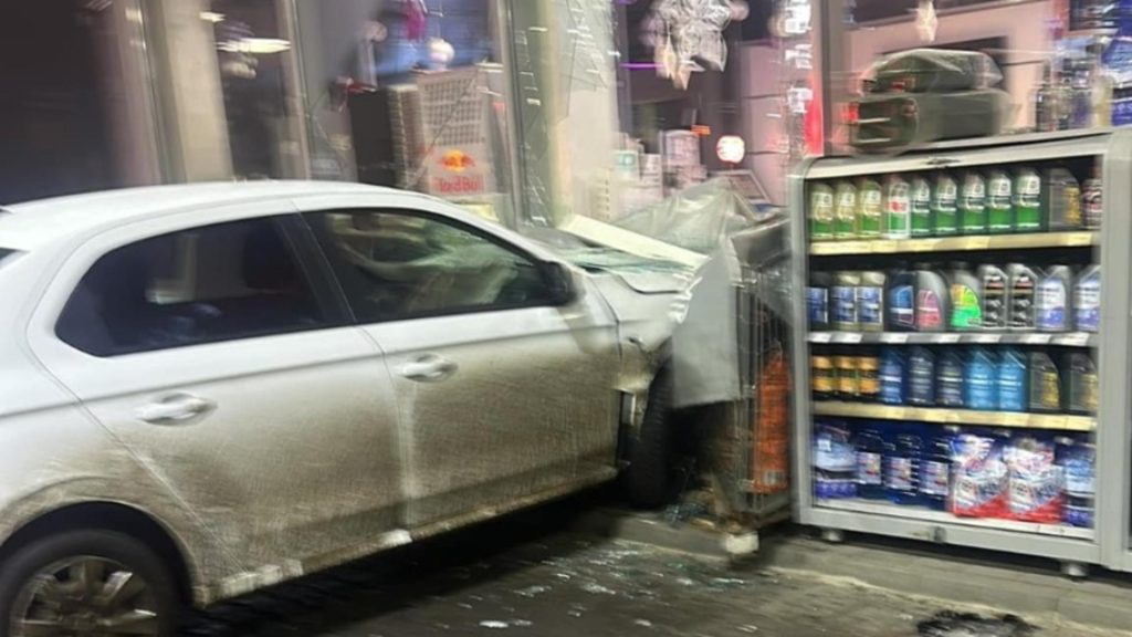A incurcat pedalele si a intrat cu masina in vitrina unei benzinarii