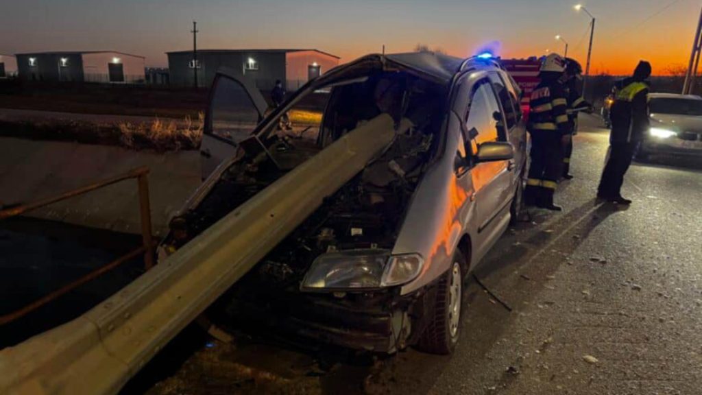 Autoturism strapuns de un parapet metalic soferul a scapat miraculos
