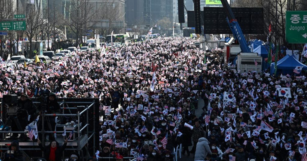 De ce protestatarii sud coreeni folosesc simboluri americane si sloganuri pro Trump