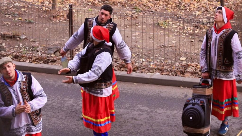 Femeie jefuita de colindatori minori dupa ce ia ospatat