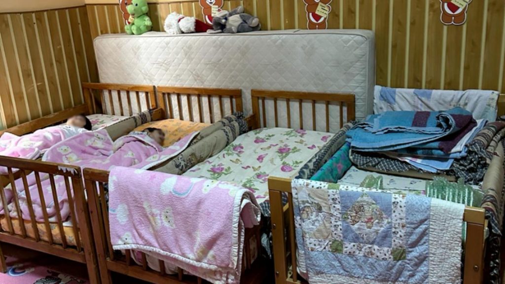 INUMAN COPII CU DIZABILITATI TINUTI IN CONDITII MIZERE IN CENTRE DIN TARGU MURES FOTO