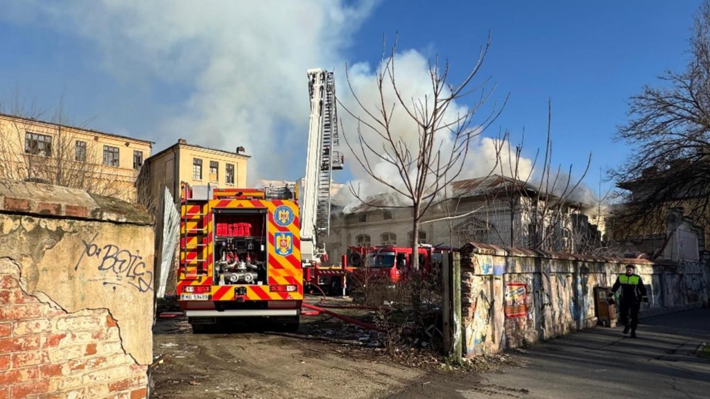 Incendiu mare la Liceul Timpuri Noi Pompierii intervin