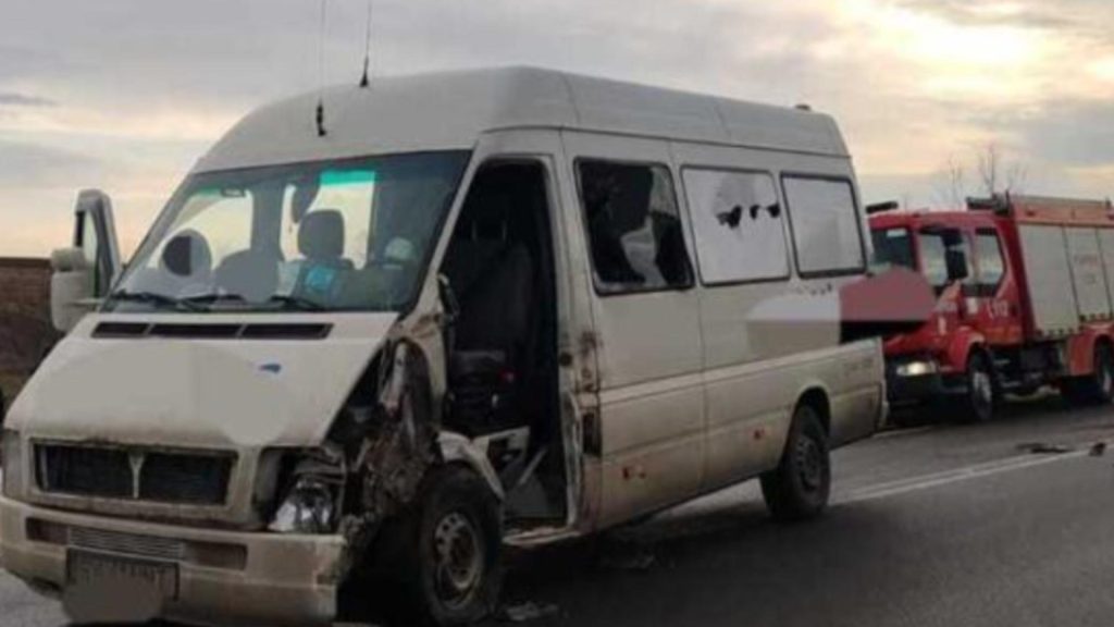 Microbuz cu 8 oameni lovit de camion in Neamt