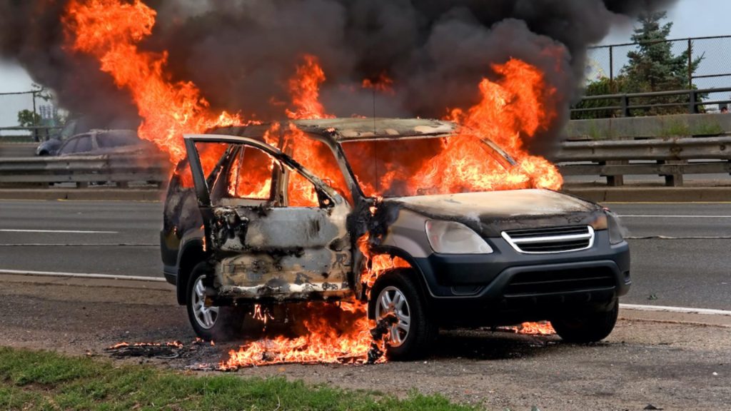 O femeie de 30 de ani suspecta principala dupa incendierea unei masini in Sectorul 3