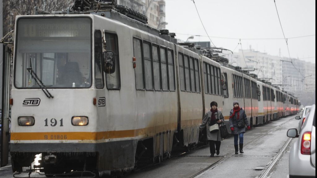 O persoana a murit in urma unui infarct in tramvai traficul pe linia 25 blocat marti seara masuri luate de STB