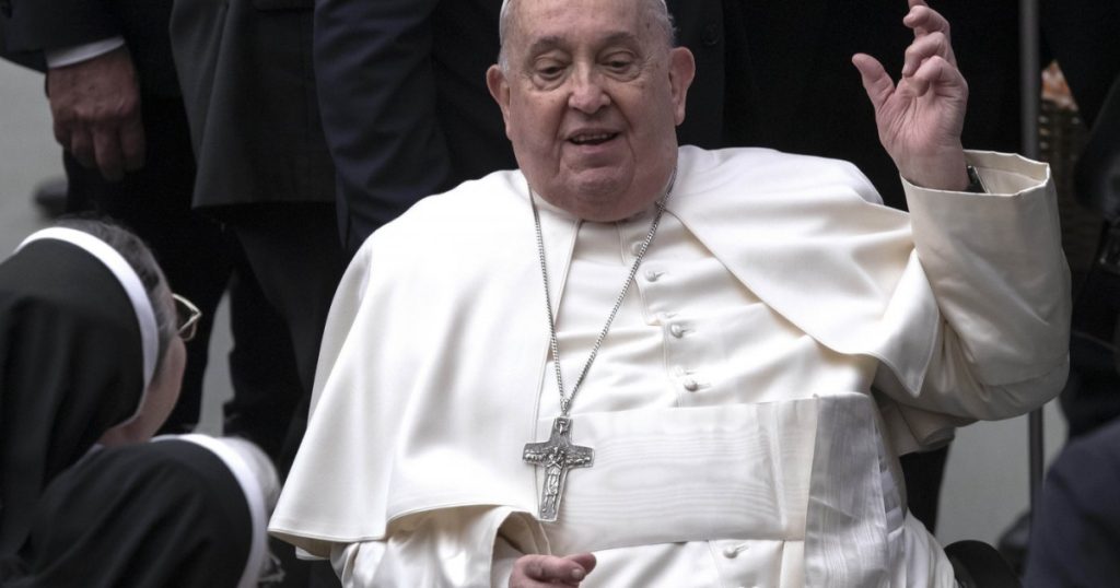 Papa Francisc denunta o epoca a dezinformarii si polarizarii Un fenomen alarmant este deturnarea intentionata a atentiei