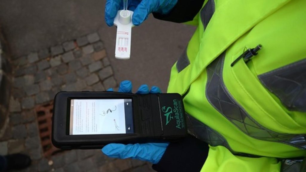 Sofer vitezoman prins cu 102 kmh a aruncat Drugtest ul in fata unui politist si a muscat altul de mana in Craiova