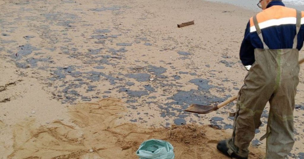 Stare de urgenta la Sevastopol pacura din petroliere rusesti pe plajele Crimeei