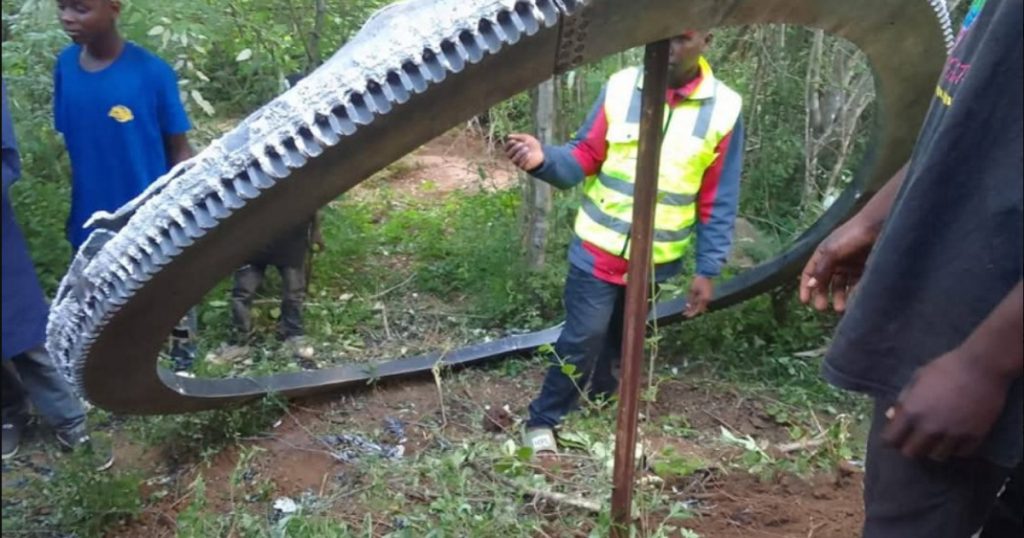 Un inel metalic de la un obiect spatial masiv a cazut intr un sat din Kenya