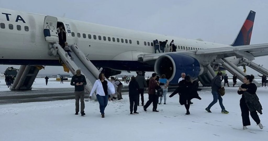Zbor cu probleme in SUA Pasagerii evacuati pe tobogan