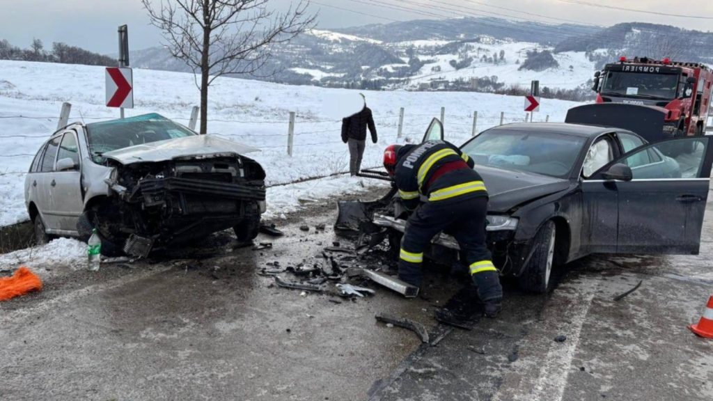 Accident la iesirea din Campulung femeie la spital FOTO