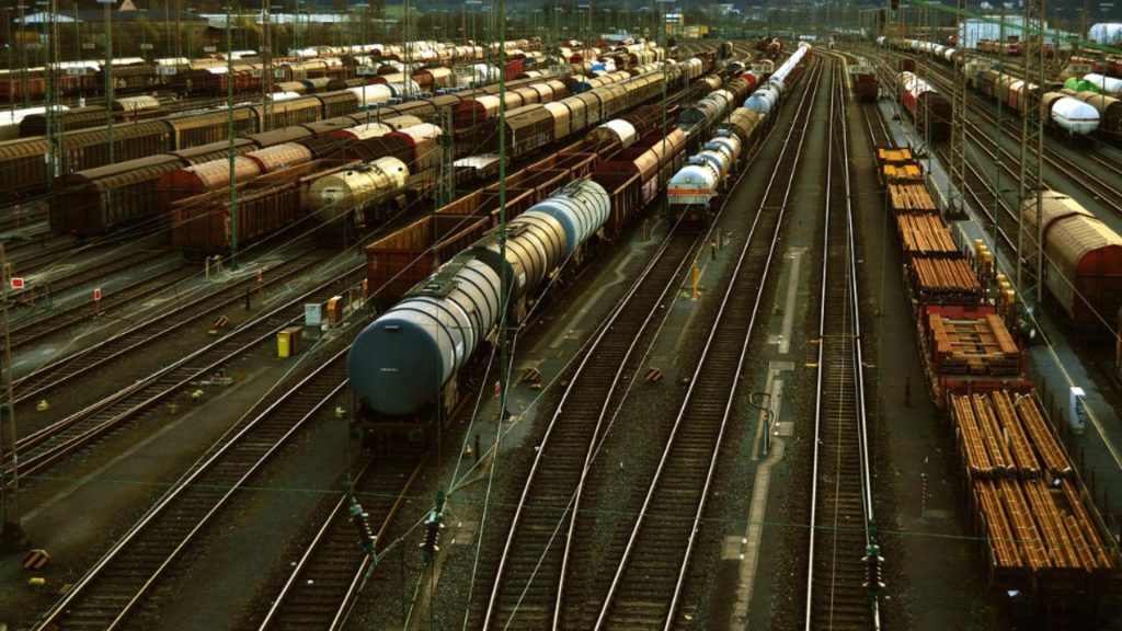 Incident feroviar tren cu 22 vagoane deraiat