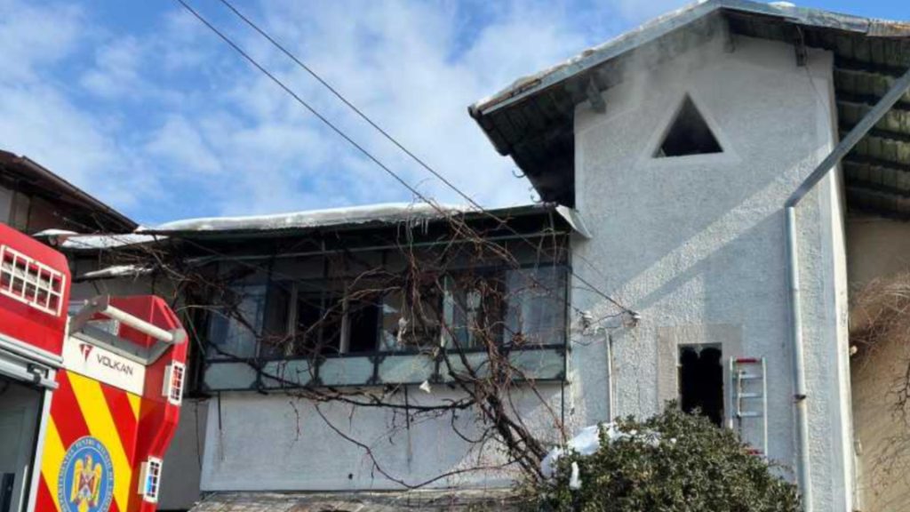 Locuinta arsa in Prahova batran salvat de pompieri
