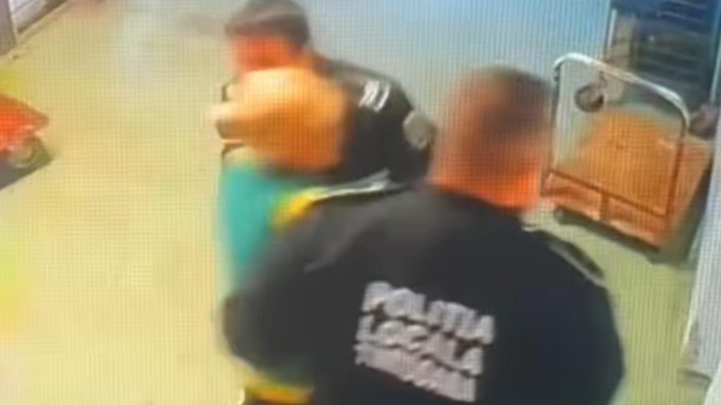 Politisti locali cercetati pentru ca au bruscat o femeie