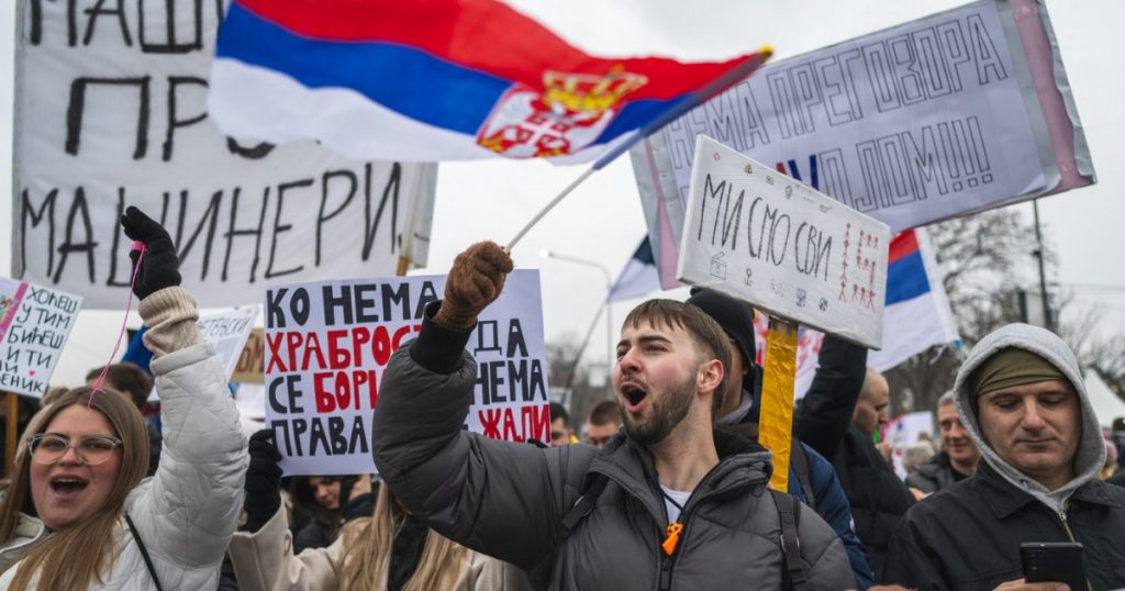 Sarbii cer demisia presedintelui Vucic E revolutie