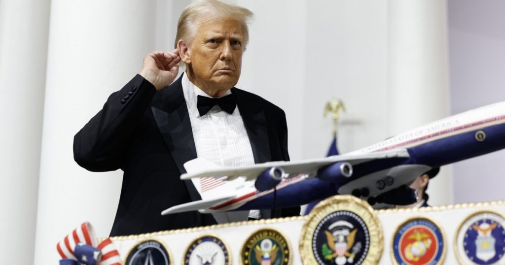 Trump a inspectat un Boeing pentru a arata nemultumirea intarzierii noului Air Force One