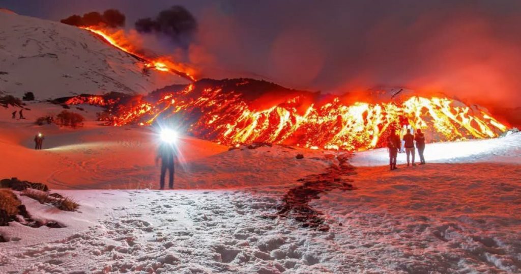 Turistii schiaza langa lava vulcanului Etna activ ignorand autoritatile