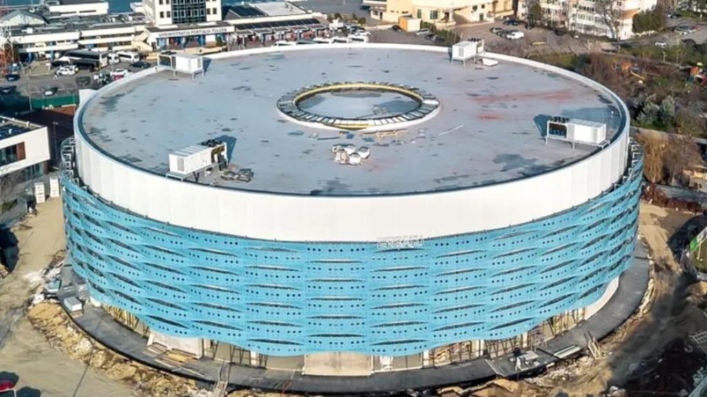 Un oras din Romania va inaugura curand un stadion spectaculos cu doua terenuri suprapuse