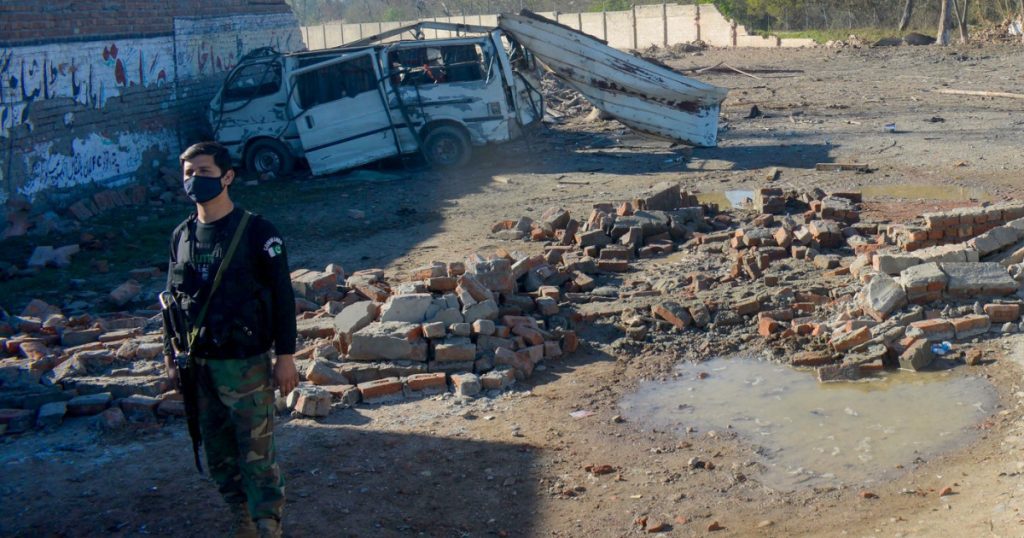 Atentat sinucigas la baza militara din Pakistan 12 morti 30 raniti