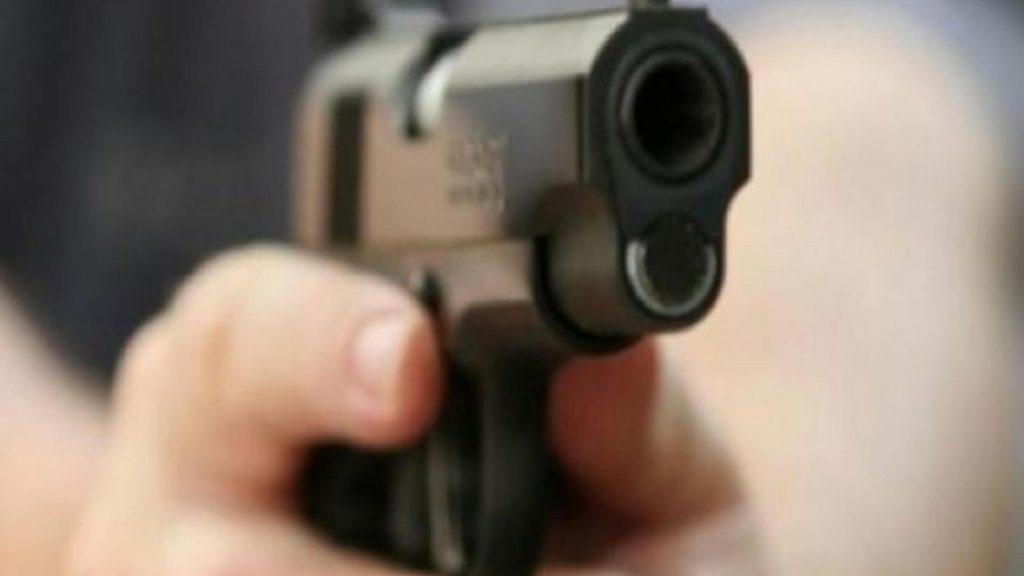 Barbat retinut dupa ce a amenintat un client cu pistol