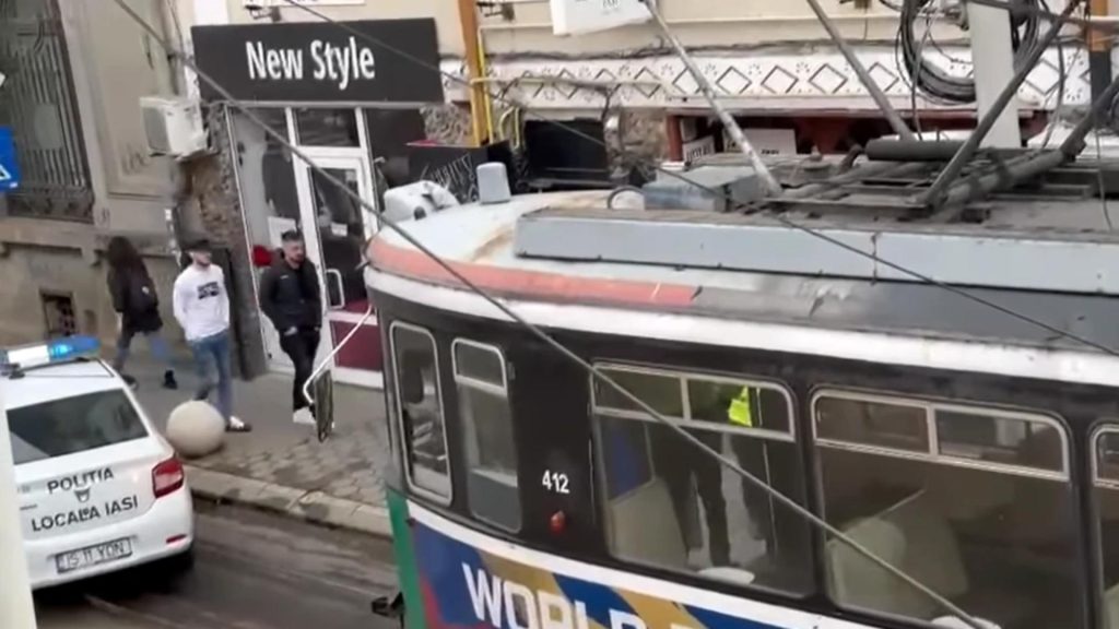 Clipe de cosmar intr un tramvai din Iasi individ beat ameninta calatori cu briceag