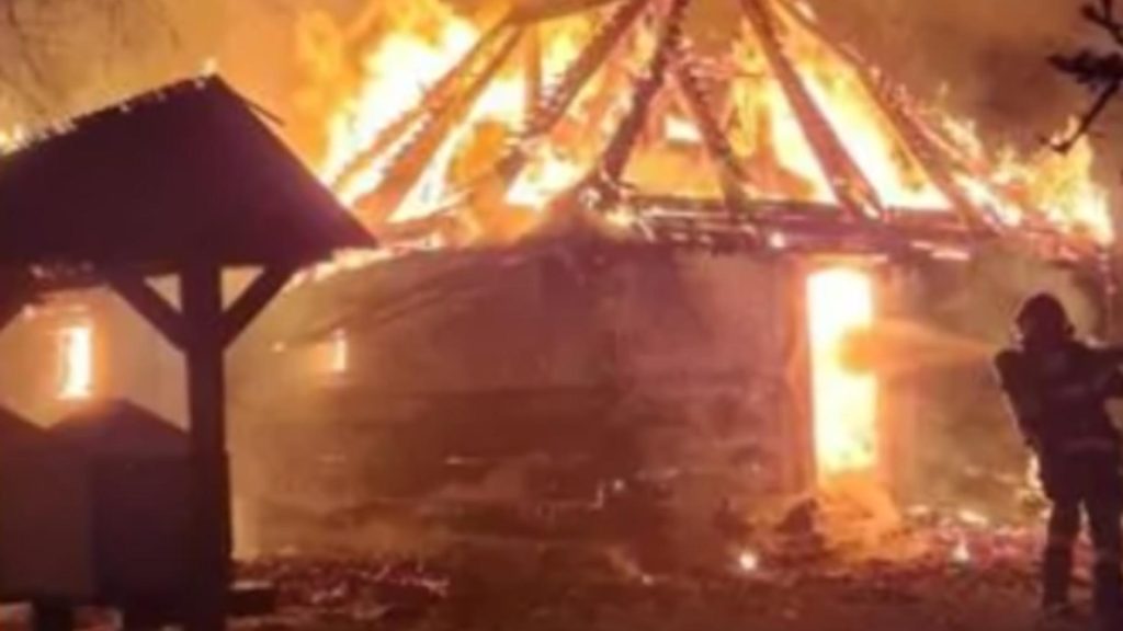 Incendiu devastator Biserica din lemn de la Muzeul Satului Timisoara mistuita