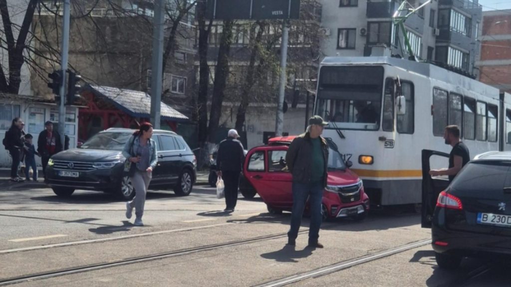 Masina pentru 16 ani lovita de tramvai in Capitala liniile 7 19 si 25 blocate