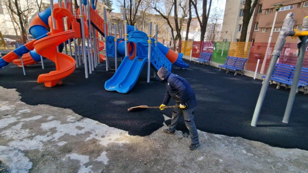 Modernizarea locurilor de joaca din Sectorul 4 continua