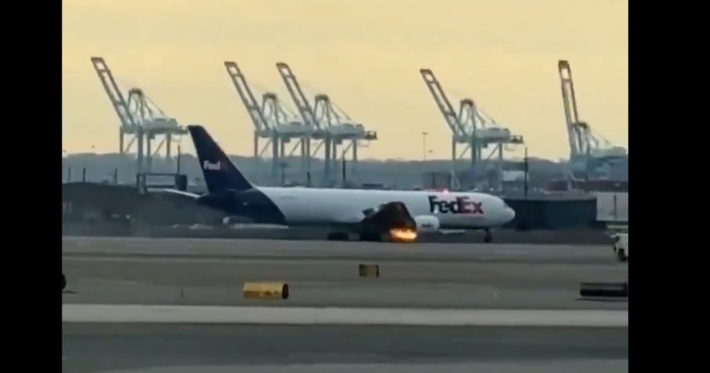 Momentul in care un Boeing 767 aterizeaza cu motorul in flacari Credem ca motorul a cazut de pe aripa dreapta