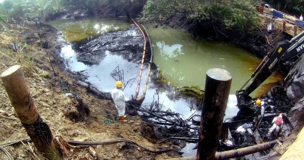Scurgeri de petrol in Amazonia ecuadoriana lasa mii fara apa