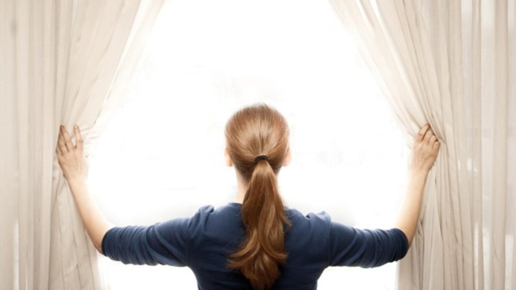 Trucul eficient pentru draperii fara praf