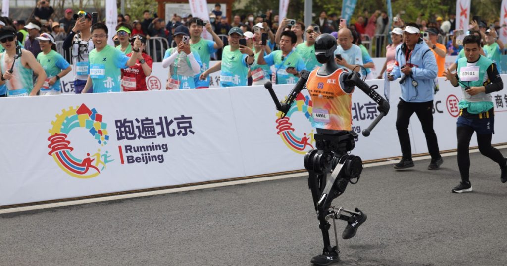 21 de roboti umanoizi au concurat la semimaratonul din Beijing