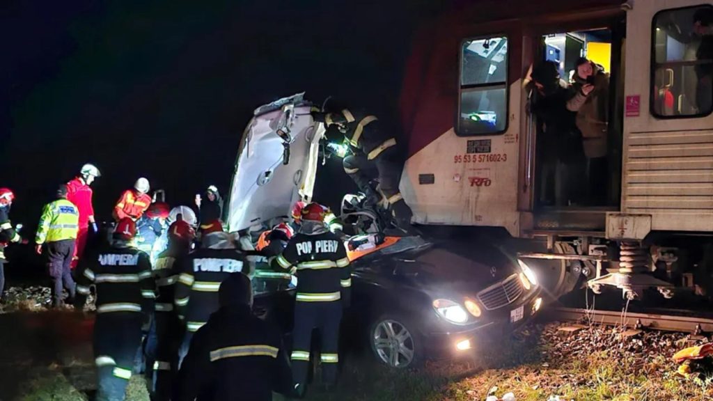 Accident grav intre tren si masina femeie decedata
