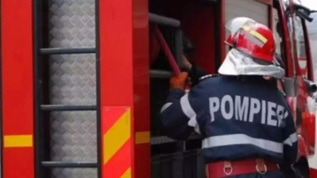 Acoperisul unui bloc din Toplita in flacari