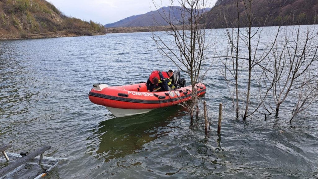 Cautarile tanarului disparut in lacul Siriu continua