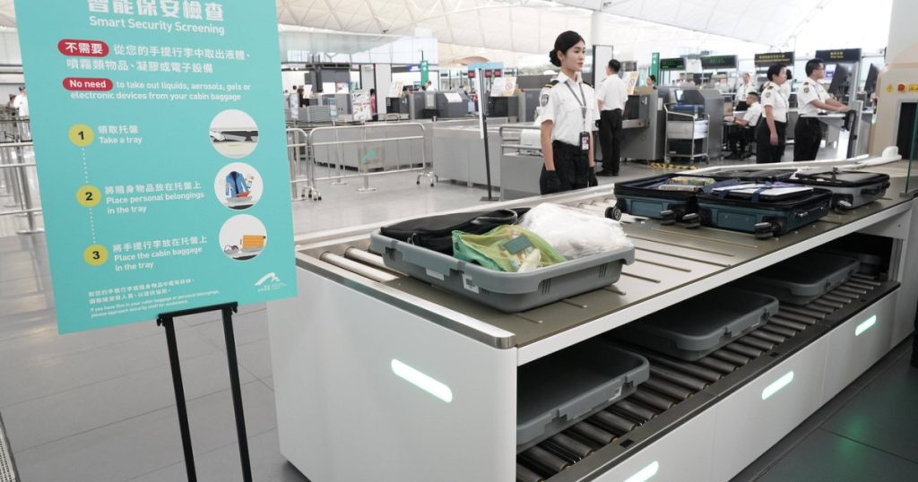 Deputata britanica refuzata in Hong Kong voia sa si vada nepotul