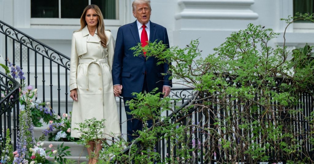 Donald Trump si sotia sa vor participa la funeraliile Papei Francisc