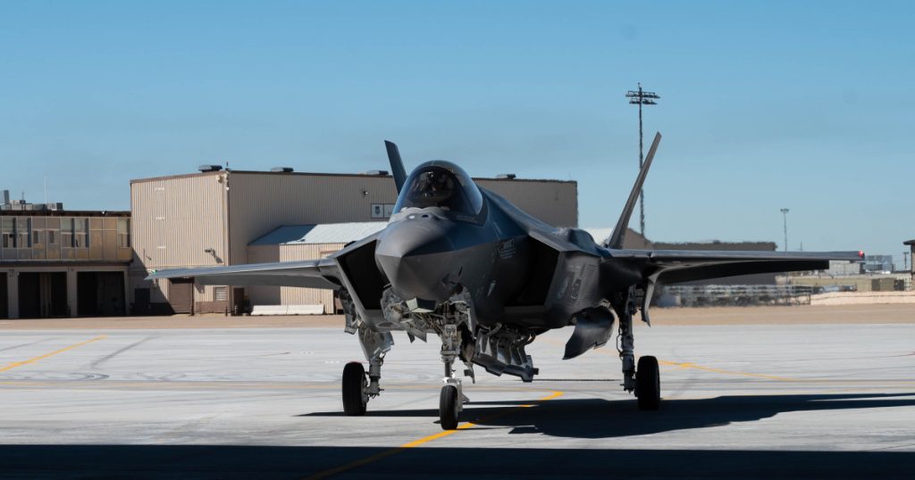 Frankenjet Armata SUA foloseste avion invizibil refacut din doua F 35 avariate