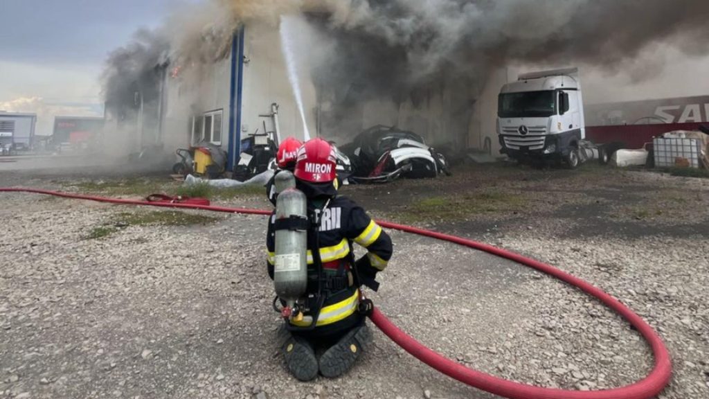 Incendiu mare la service auto din Alba Iulia