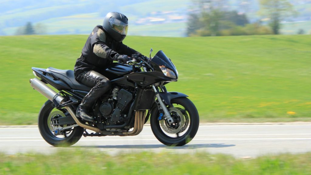 Interventie rapida in Alba motociclist lovit de fulger