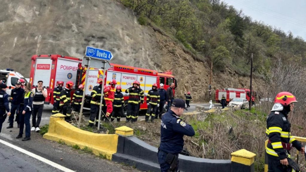 Microbuzul cazut in Dunare scos la mal soferul gasit decedat Momentul plonjarii in apa