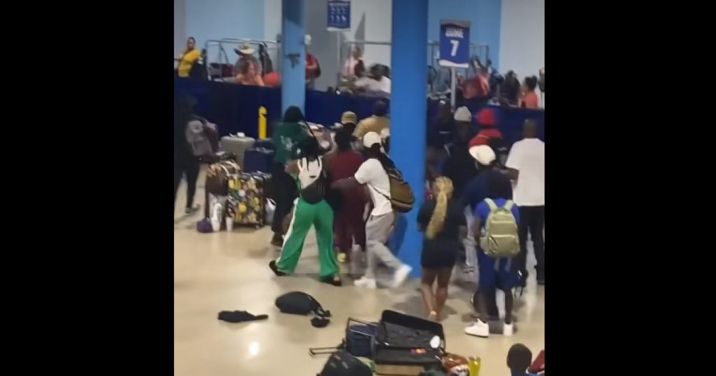 Momentul in care zeci de oameni se bat la debarcarea unui vas 24 interzisi de companie