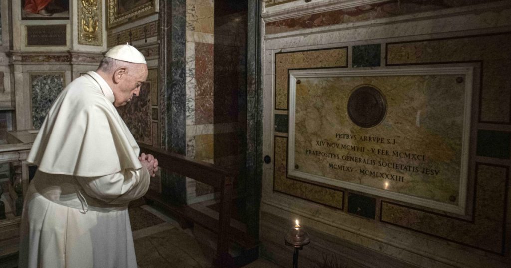 Mormantul Papei Francisc realizat din marmura italiana