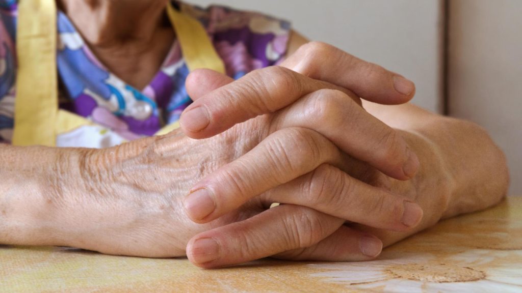 Pensionarii abandonati inainte de Paste Ajutoarele pentru alimente intarzie