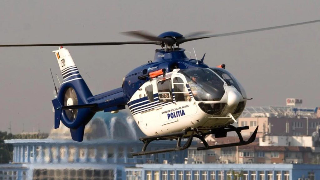 Politistii supravegheaza traficul din elicopter de Paste