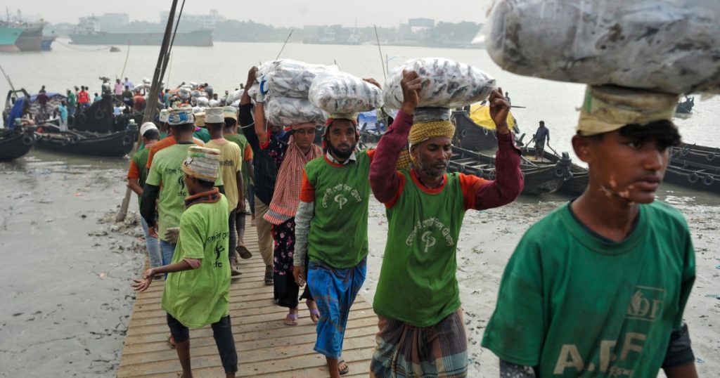 Tineri bangladei recrutati in Rusia pentru a lupta in Ucraina