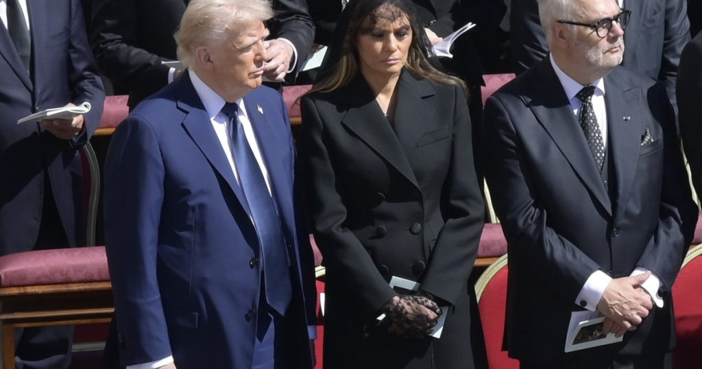 Trump salvat de sotia lui Ce i a soptit Melania la ureche la inmormantarea Papei Francisc