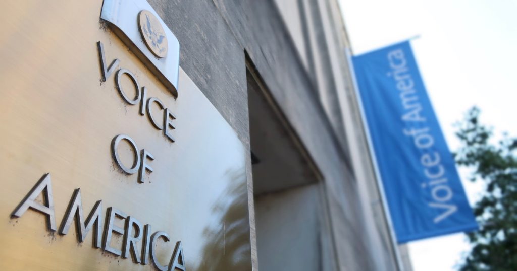 Un judecator a decis revenirea angajatilor la Vocea Americii